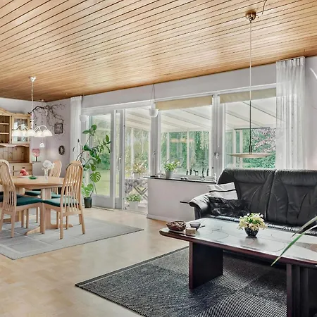 3 Bedroom Awesome In Дом отдыха Horslunde